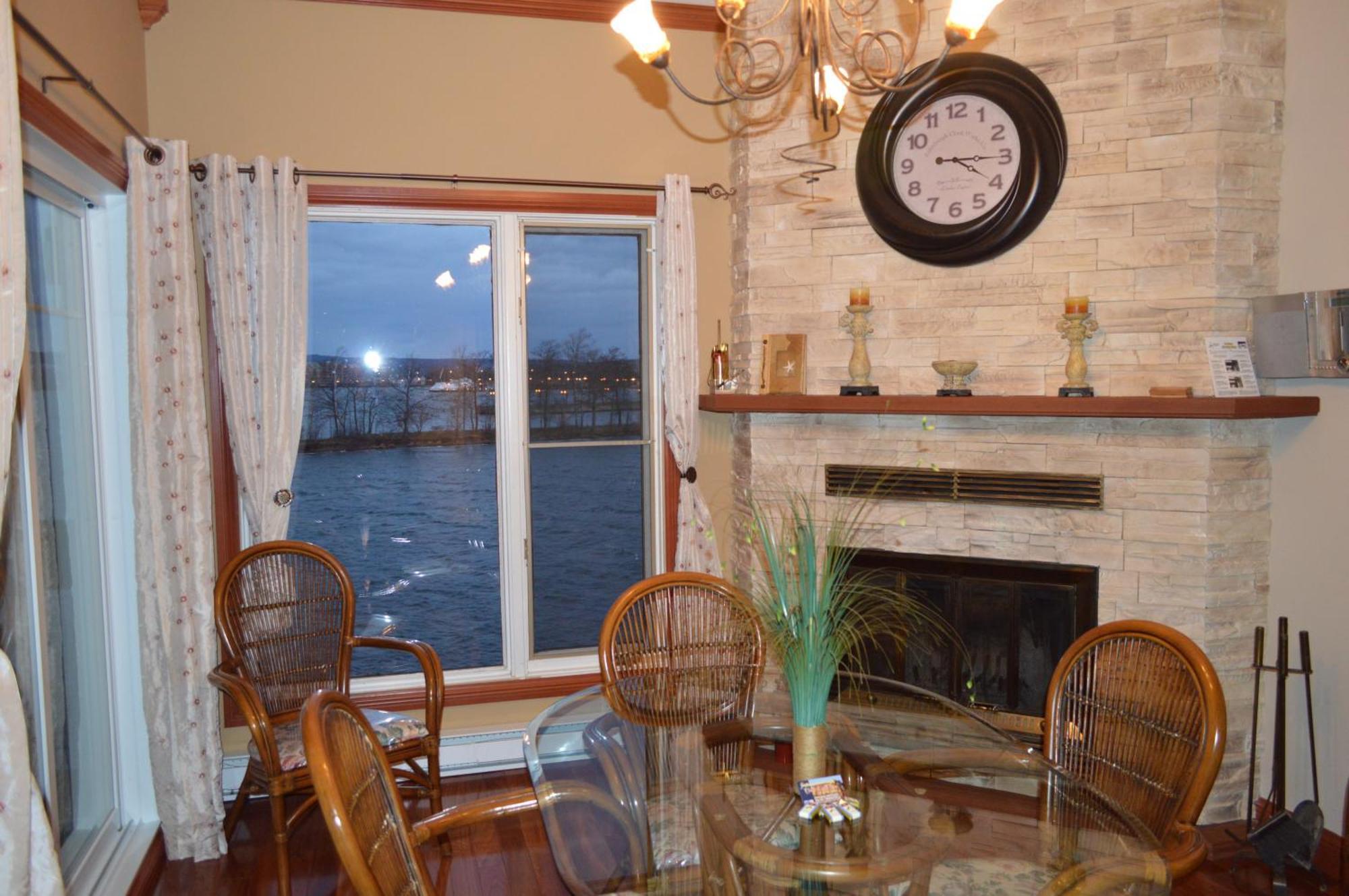 Condos Memphremagog Room photo